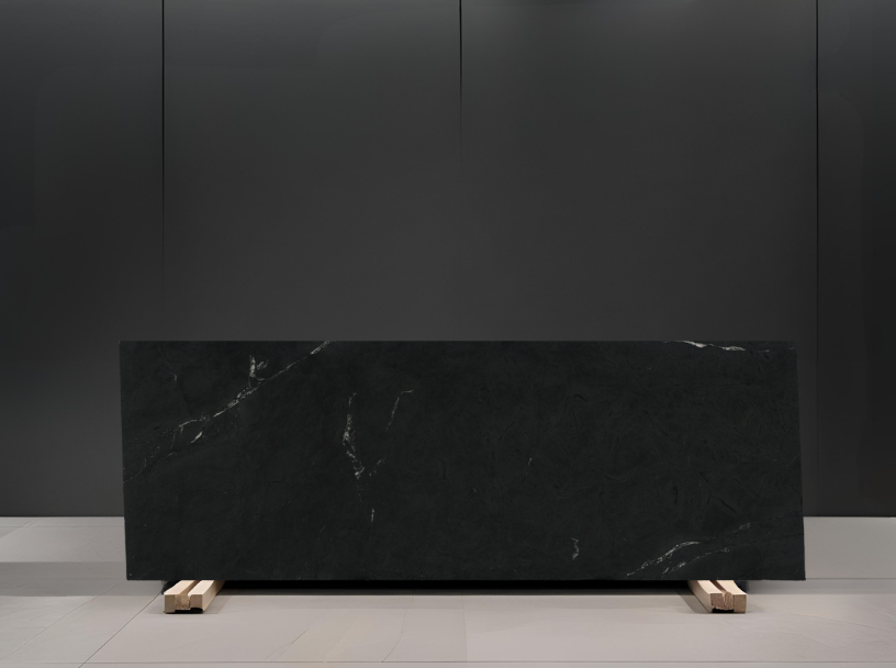 DIAMOND BLACK REMNANT - QUARTZITE/ LEATHERED/ 3CM